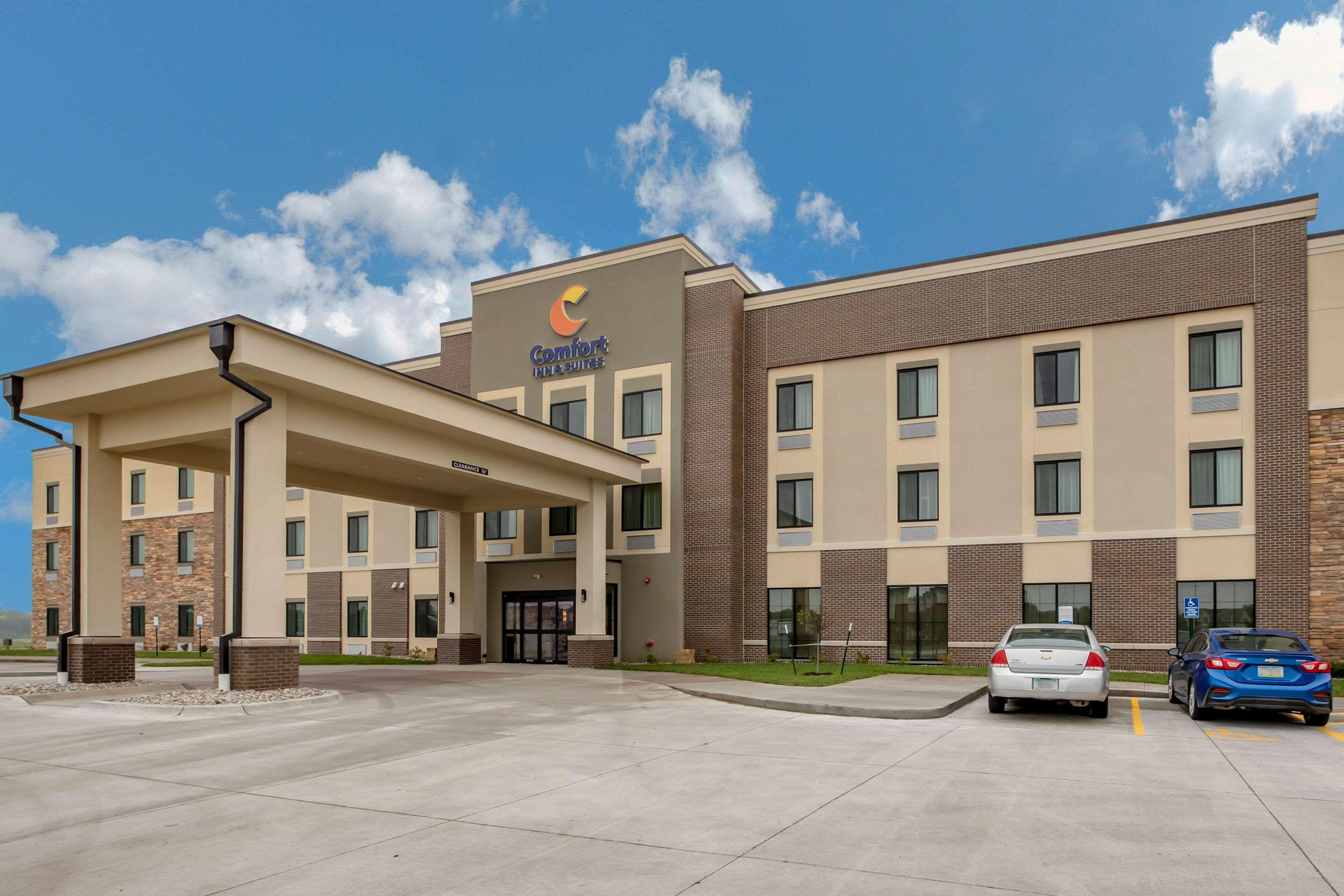 Comfort Inn & Suites Ames Near Isu Campus Exterior photo